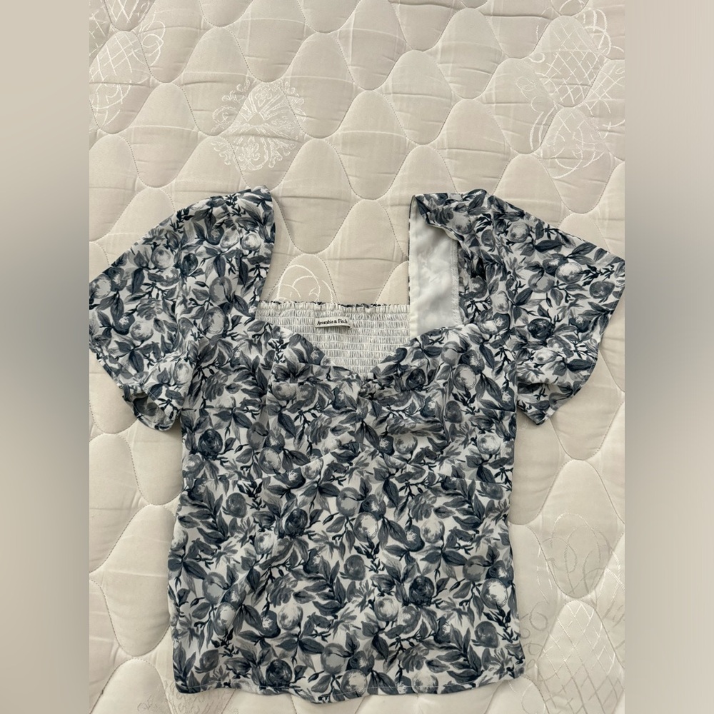 Abercrombie & Finch flower tshirt top